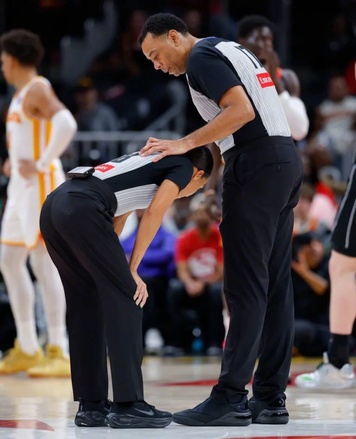 开云体育娱乐-裁判穿鞋引热议，职业规范受关注_新浪新闻