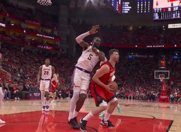 开云-美蜜热议艾顿驱逐：申京想肘谁就肘谁 我见过最明显的操作比赛！